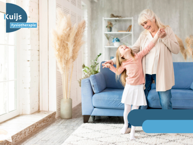 Fysiotherapie Kuijs in Beek Dame kan weer spelen met haar kleinkind, zonder artrose klachten, dankzij de hulp van Fysiotherapie Kuijs in Beek.